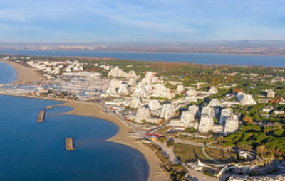 La cour confirme l’annulation des permis de construire délivrés à titre précaire par le maire de La Grande Motte pour l’installation de restaurants de plage dans le secteur du Grand Travers
