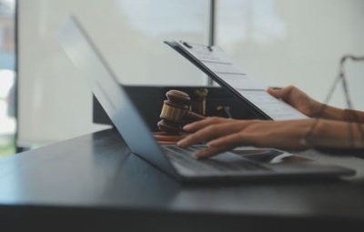 Illégalité d’une obligation de quitter le territoire français en l’absence de régularité de la vérification préalable des antécédents judiciaires