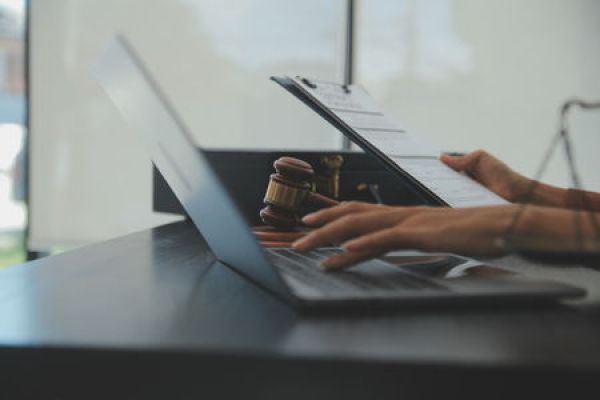 Illégalité d’une obligation de quitter le territoire français en l’absence de régularité de la vérification préalable des antécédents judiciaires