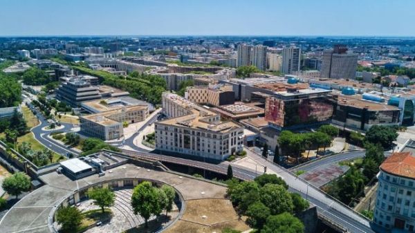 Vue aerienne de Montpellier avec voies routières