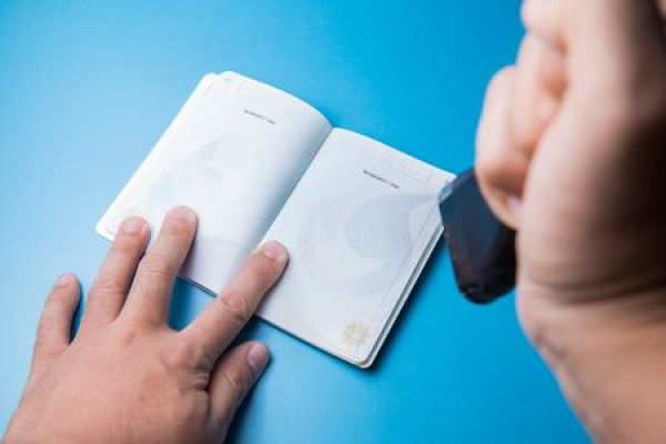 aLa détention d’un titre de séjour d’un Etat tiers à l’Union européenne ne constitue pas un motif légal de refus du renouvellement d’un document provisoire de séjour « protection temporaire »