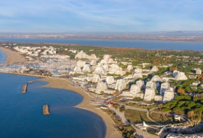 La cour confirme l’annulation des permis de construire délivrés à titre précaire par le maire de La Grande Motte pour l’installation de restaurants de plage dans le secteur du Grand Travers