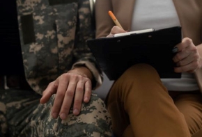La cour juge que la loi du 13 juillet 2018 instituant une présomption d’imputabilité au service des maladies contractées dans ou à l’occasion du service  pour les pensions militaires d’invalidité et des victimes de guerre est d’application immédiate