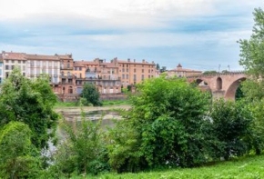 La cour administrative d’appel de Toulouse annule, à la demande de l’Union départementale des syndicats CGT de Tarn-et-Garonne, les délibérations du conseil municipal de Montauban mettant fin à l’affectation de la « Maison du peuple » à ce syndicat.