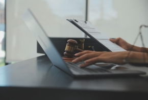 Illégalité d’une obligation de quitter le territoire français en l’absence de régularité de la vérification préalable des antécédents judiciaires