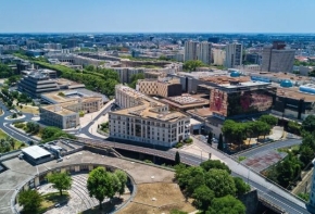 Vue aerienne de Montpellier avec voies routières