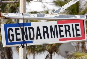 Annulation des décisions de refus d’attribution de la médaille nationale de reconnaissance aux victimes du terrorisme opposées à des anciens gendarmes pris en otage le 22 avril 1988 par des indépendantistes kanaks dans l’île d’Ouvéa (Nouvelle-Calédonie)