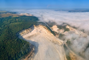 La cour administrative d'appel de Toulouse rejette sur le fond les appels formés par le ministre de la transition écologique et solidaire et par la société Sablières de la Salanque. Elle rejette également, mais pour irrecevabilité, l’appel formé par la commune de Salses-le-Château.