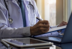 La cour administrative d’appel de Toulouse annule un jugement du tribunal administratif de Montpellier se fondant sur un rapport provisoire d’expert et statuant sans attendre le terme du délai fixé pour le dépôt du rapport définitif, et rendu ainsi à l’issue d’une procédure irrégulière